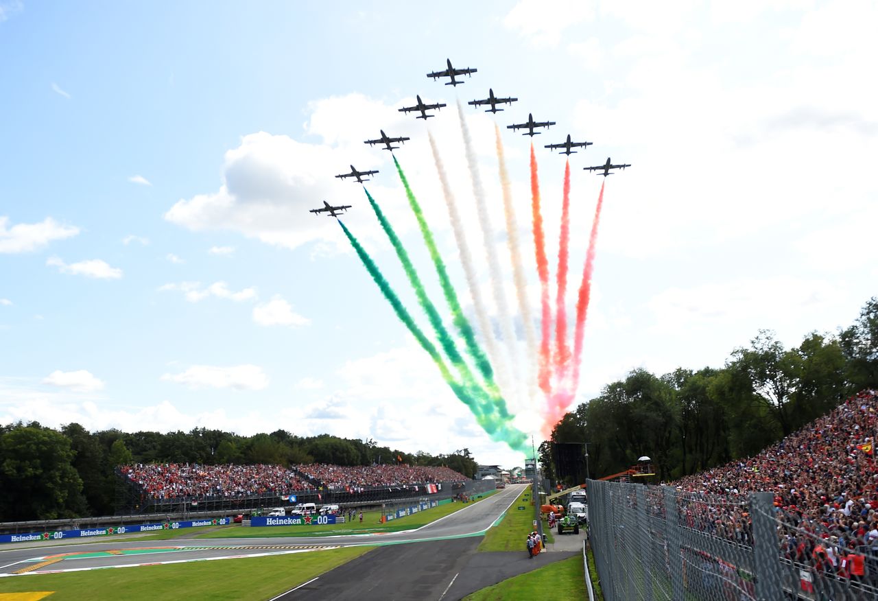 صورة من أرشيف رويترز لاستعراض جوي فوق حلبة مونزا.