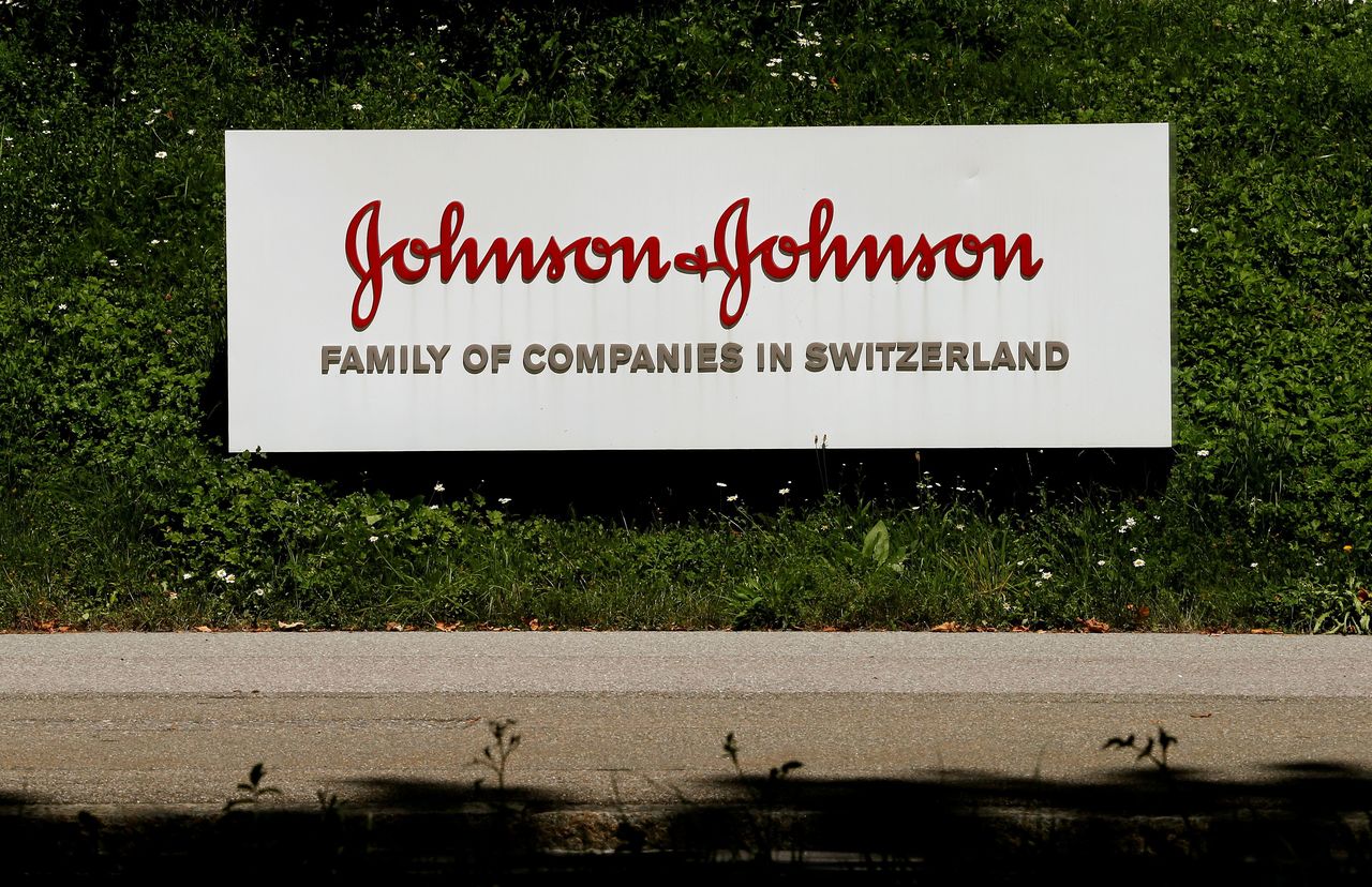 شعار شركة جونسون أند جونسون عند مقر لها في سويسرا - صورة من أرشيف رويترز.