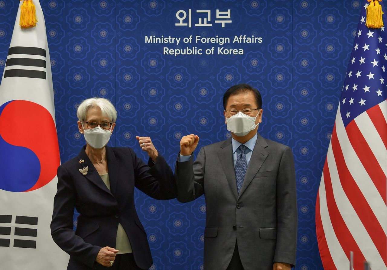 ويندي شيرمان مساعدة وزير الخارجية الأمريكي ووزير الخارجية الكوري الجنوبي تشونج إيوي-يونج في سول يوم الخميس. صورة حصلت عليها رويترز من ممثل عن وكالات الأنباء.