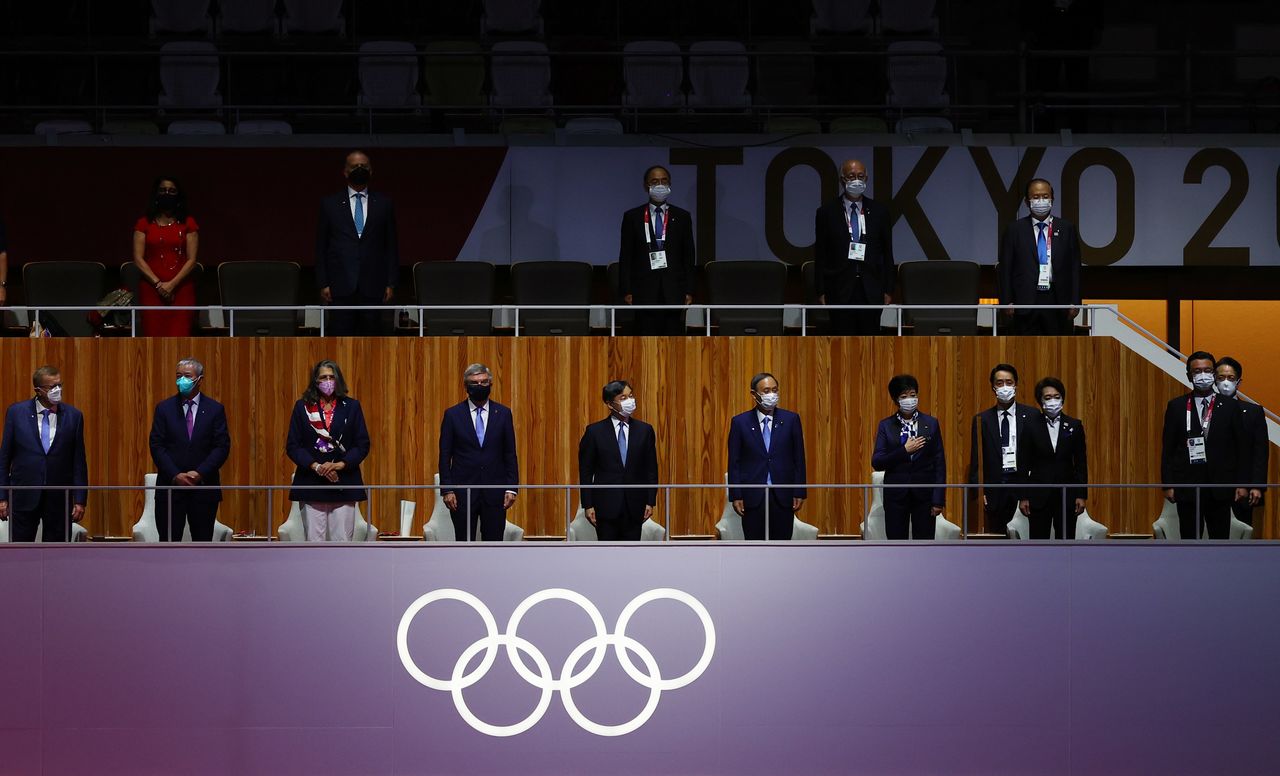 إمبراطور اليابان ناروهيتو أثناء حضوره حفل افتتاح أولمبياد طوكيو 2020 يوم الجمعة. تصوير: ليونارد فوجر - رويترز.