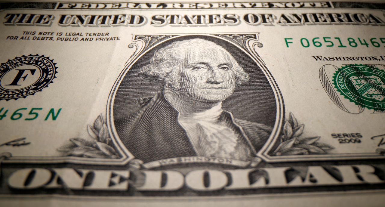ورقة بنكنوت من فئة دولار أمريكي واحد في صورة توضيحية من أرشيف رويترز.