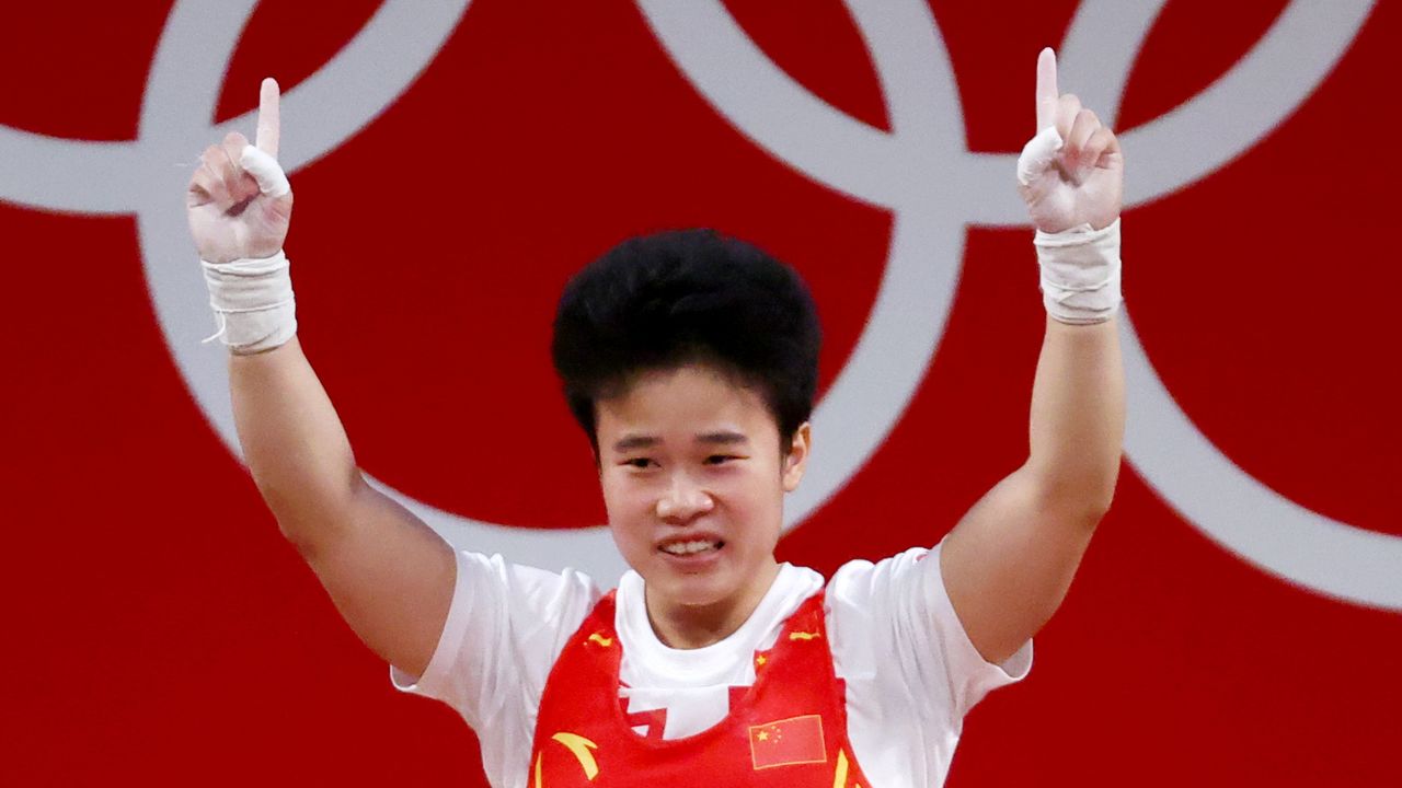 الصينية هو تشيهوي المشاركة خلال منافسات رفع الأثقال بأولمبياد طوكيو 2020 يوم السبت. تصوير: إدجارد جاريدو - رويترز.