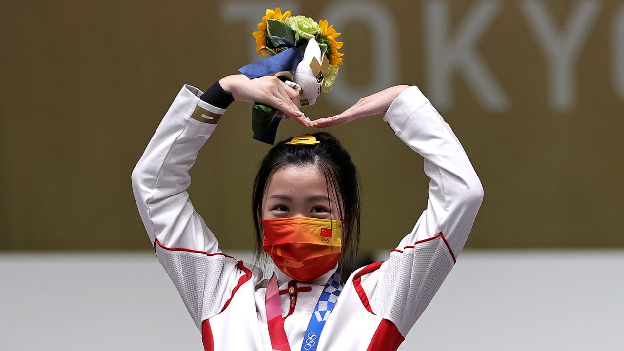الصينية يانغ قيان تحتفل بفوزها بذهبية بندقية ضغط الهواء من مسافة عشرة أمتار في الرماية في أولمبياد طوكيو 2020 يوم السبت. تصوير: آن وانج - رويترز.