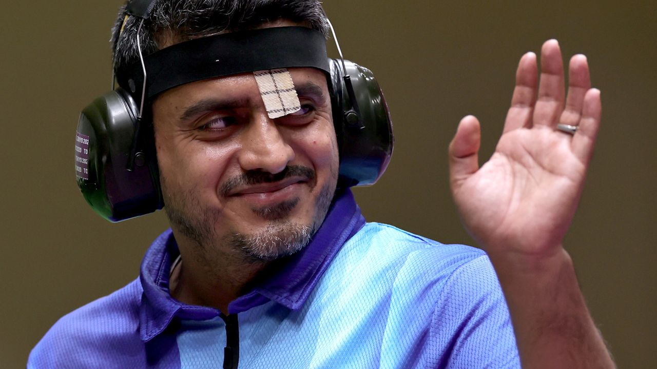 الإيراني جواد فروغي يحتفل بفوزه بذهبية مسدس ضغط الهواء من مسافة عشرة أمتار في الرماية في أولمبياد طوكيو 2020 يوم السبت. تصوير: آن وانج - رويترز.