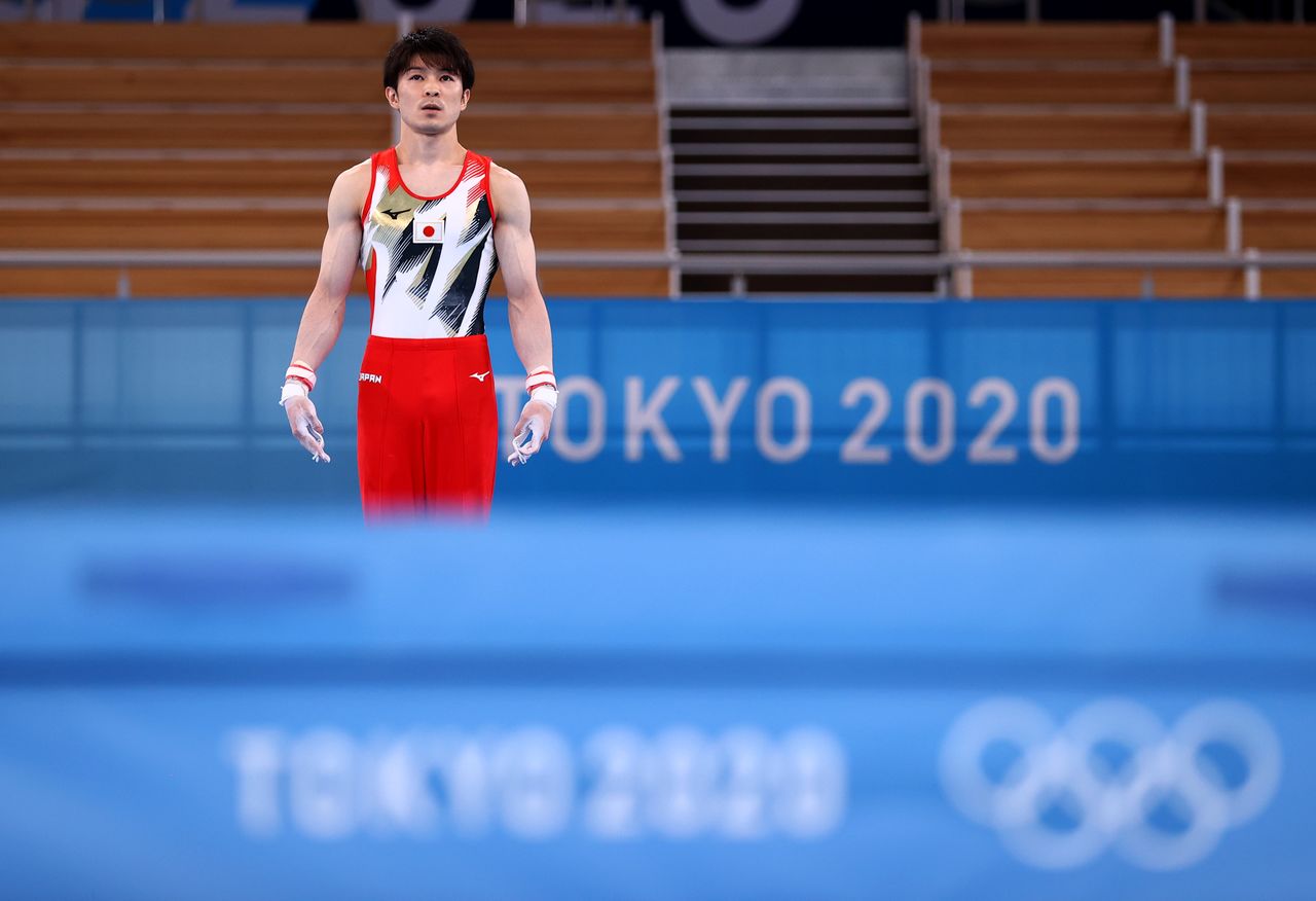 لاعب الجمباز الياباني كوهي أوتشيمورا خلال التدريبات استعداد لأولمبياد طوكيو 2020 يوم 21 يوليو تموز 2021. تصوير: مايك بليك - رويترز.