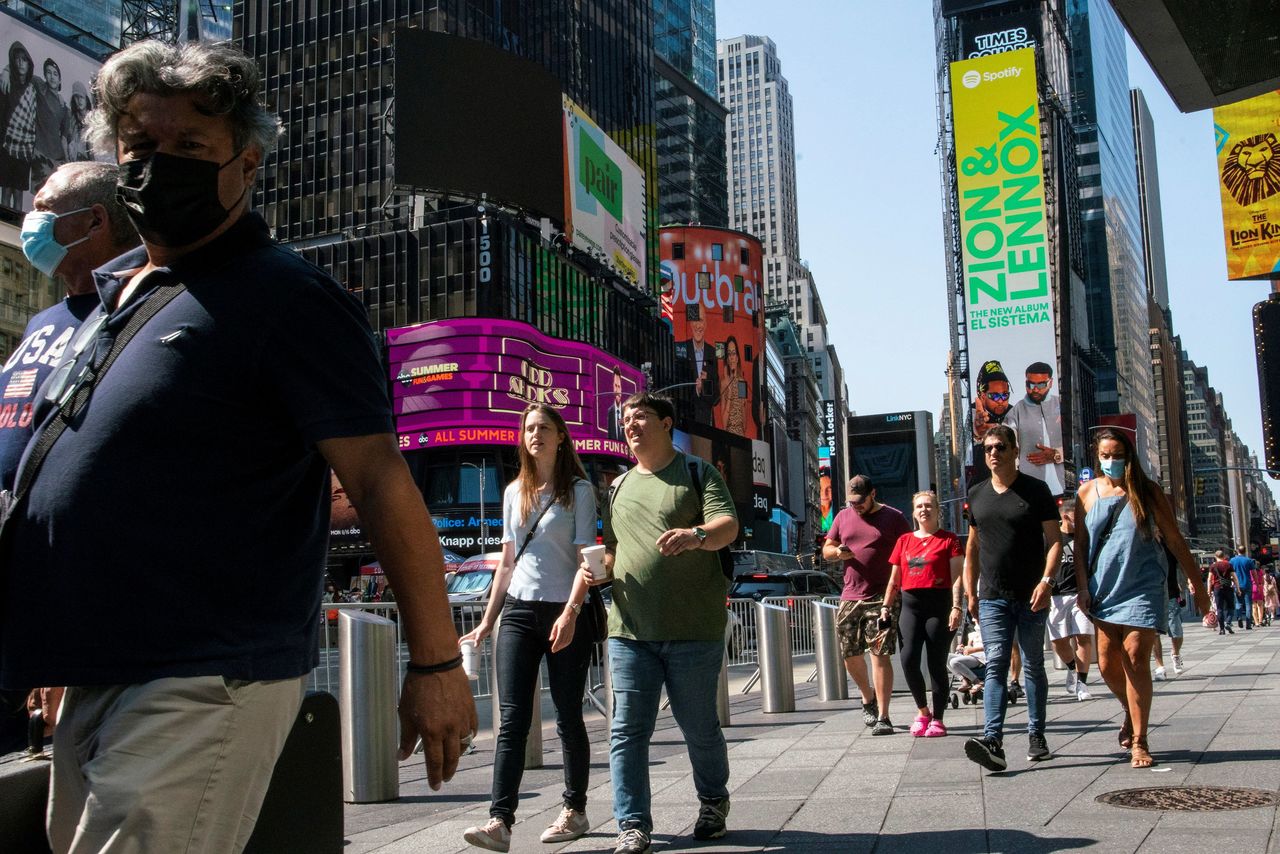 أشخاص يضعون كمامات في نيويورك يوم الجمعة. تصوير: إدواردو مونوز - رويترز