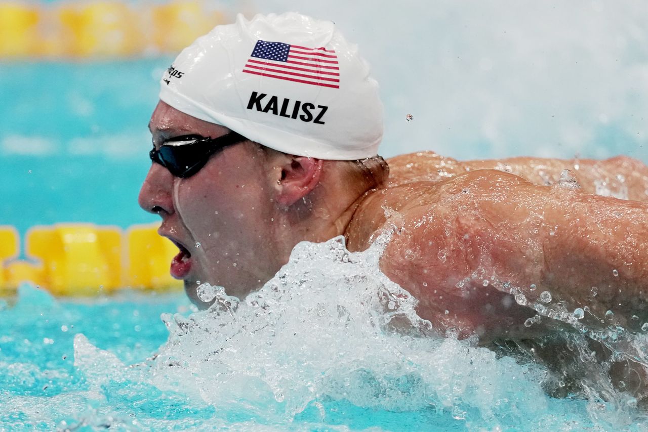 الأمريكي كاليش خلال مشاركته في سباق 400 متر فردي متنوع للسباحة في لأولمبياد 2020 في طوكيو. تصوير: ألكسنردا شميجيل - رويترز