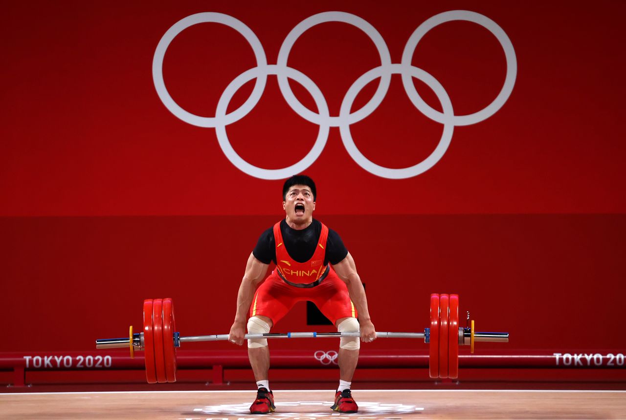 الصيني لي فابين خلال منافسة وزن 61 كيلوجراما للرجال في رفع الأثقال بأولمبياد طوكيو 2020 يوم الأحد.  تصوير: إدجارد جاريدو - رويترز.