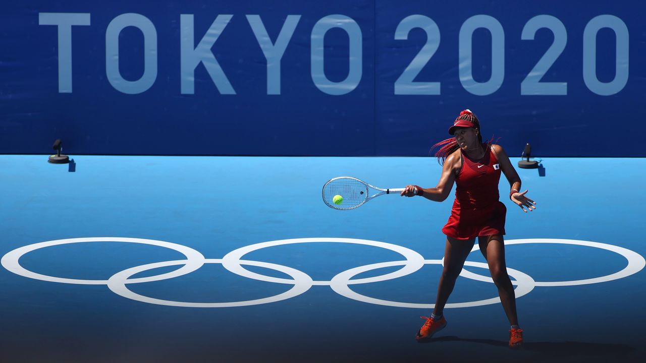 اليابانية نعومي أوساكا خلال مباراتها أمام تشينغ سايساي في منافسات فردي التنس للسيدات بأولمبياد طوكيو يوم الأحد. تصوير إدجار سو - رويترز.