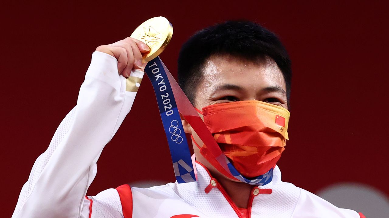 الصيني ليجون تشين بعد فوزه بذهبية وزن 67 كيلوجراما للرجال في رفع الأثقال بأولمبياد طوكيو يوم الأحد. تصوير: إدجارد جاريدو - رويترز.