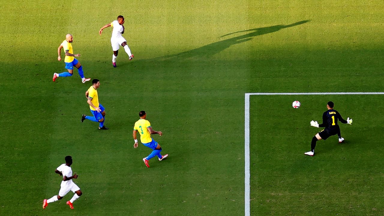 لاعب ساحل العاج ماكس جرادل يسدد كرة نحو المرمى في مباراة أمام البرازيل بأولمبياد طوكيو 2020 يوم الأحد. تصوير: فيل نوبل - رويترز.
