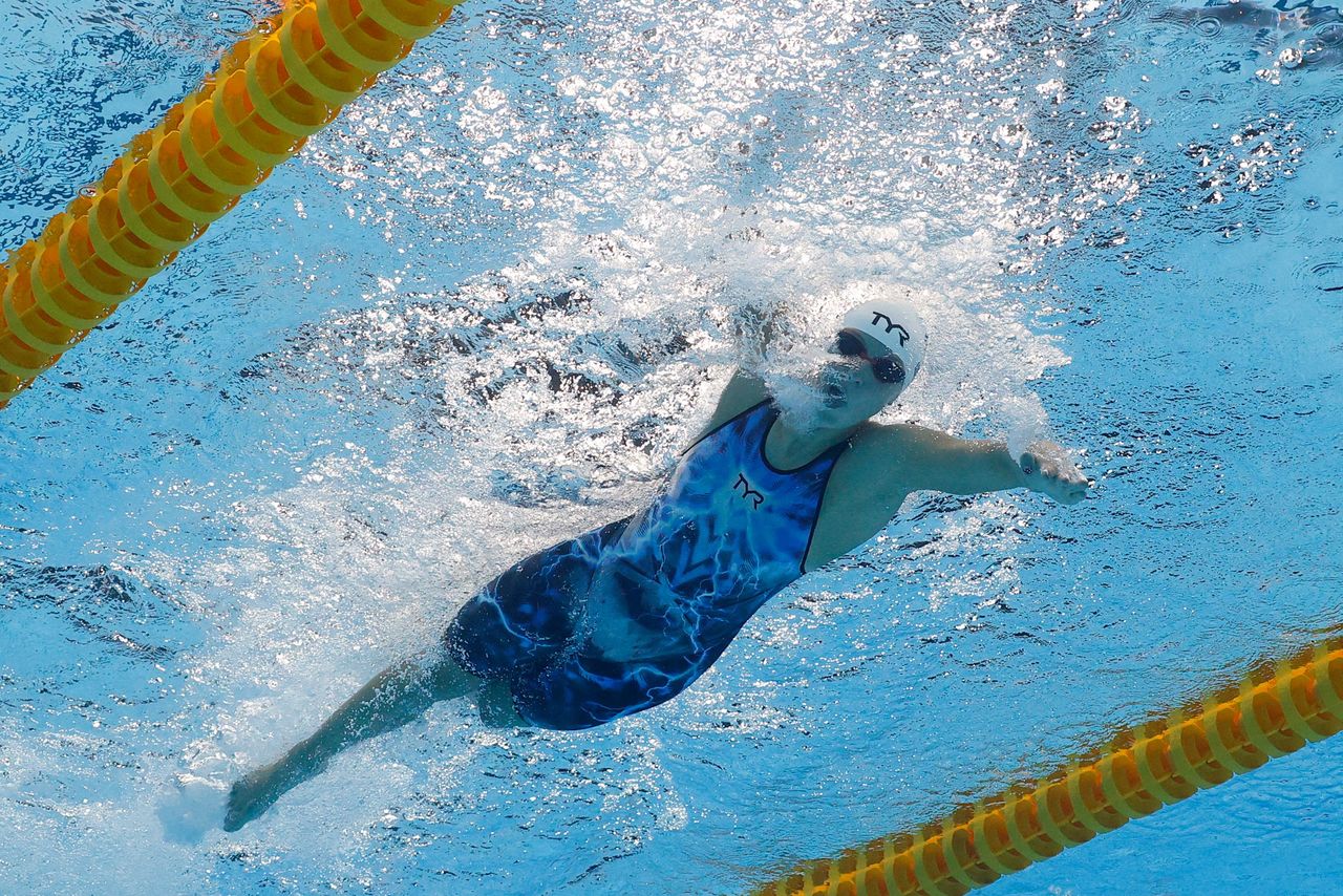 الأمريكية كاتي ليديكي خلال تصفيات سباق 400 متر حرة سباحة ضمن منافسات أولمبياد طوكيو يوم الأحد. تصوير:رويترز.
