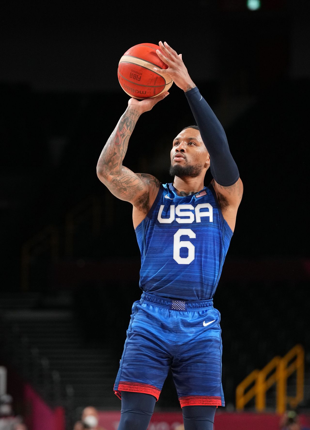 الأمريكي داميان ليلارد خلال مباراة منتخب بلاده امام فرنسا في اولمبياد طوكيو يوم الاحد. صورة من يو اس ايه توداي سبورتس.