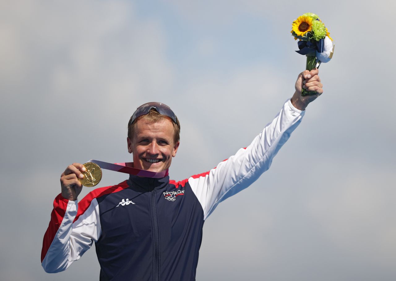 النرويجي كريستيان بلومنفيلت الفائز بالميدالية الذهبية في منافسات الثلاثي للرجال الأولمبية خلال المنافسات يوم الاثنين. تصوير: هانا ماكاي - رويترز