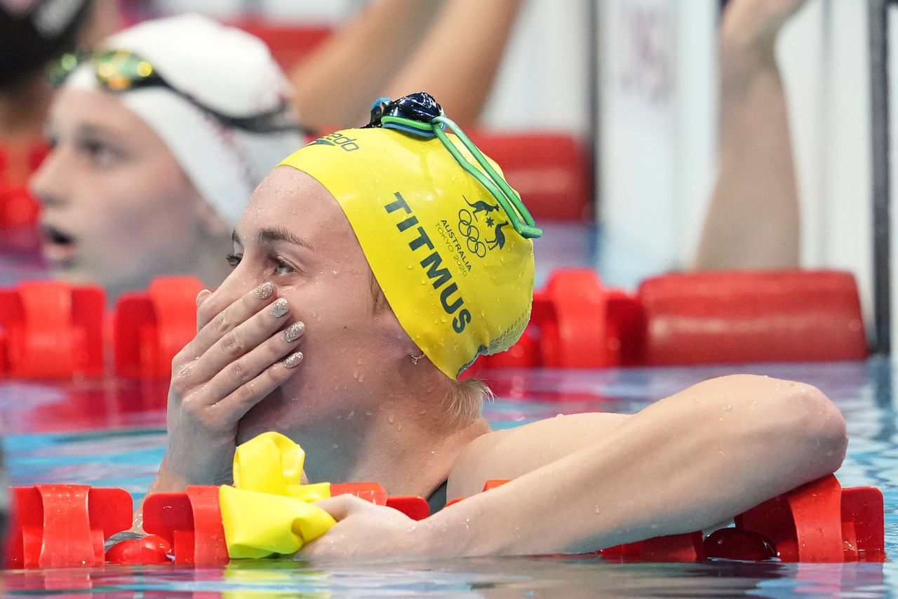 الأسترالية أريارن تيتموس بعد فوزها بذهبية سباق 400 متر حرة في منافسات السباحة بأولمبياد طوكيو يوم الاثنين. تصوير: ألكسندرا شميجيل - رويترز