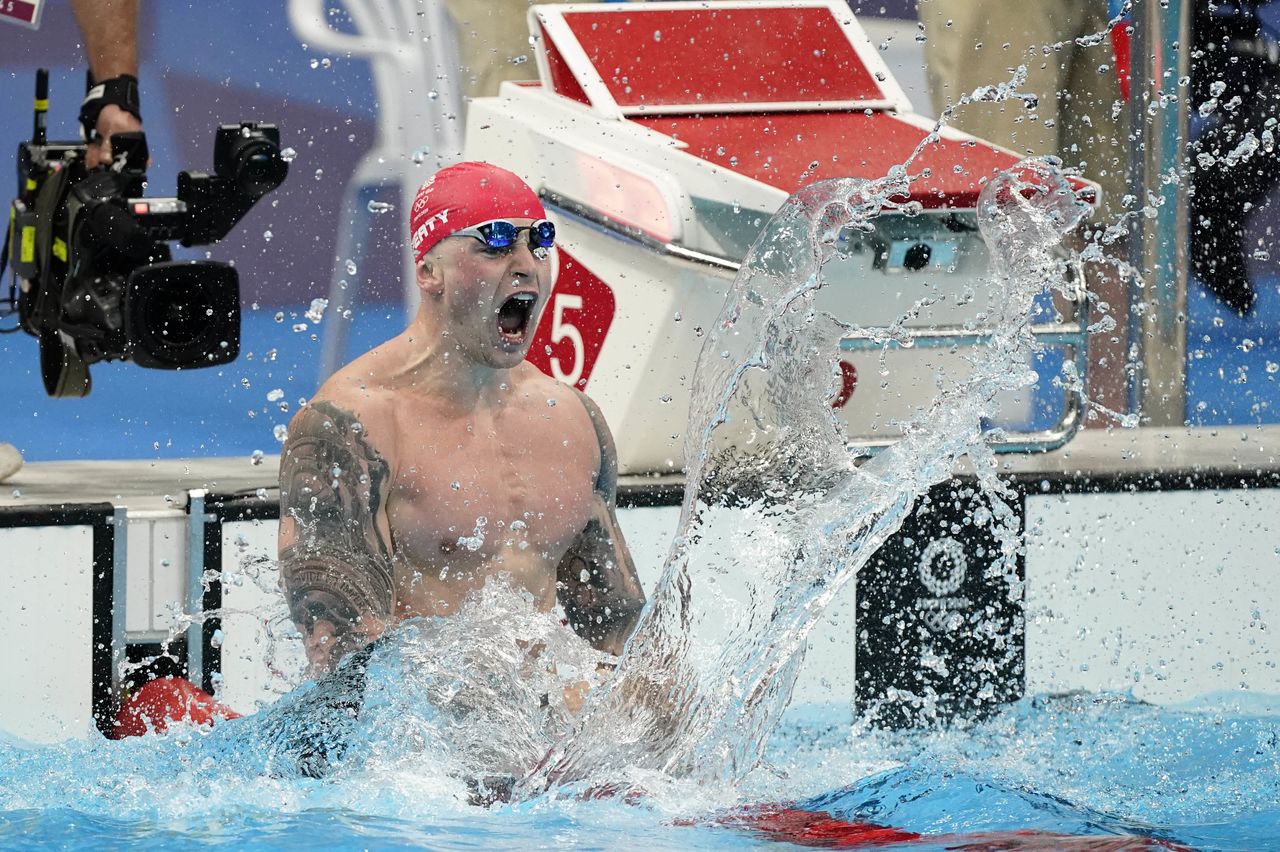 البريطاني آدم بيتي بعد فوزه بذهبية سباق 100 متر صدرا للرجال في منافسات السباحة بأولمبياد طوكيو يوم الاثنين.صورة لرويترز من يو.إس.إيه توداي سبورتس.