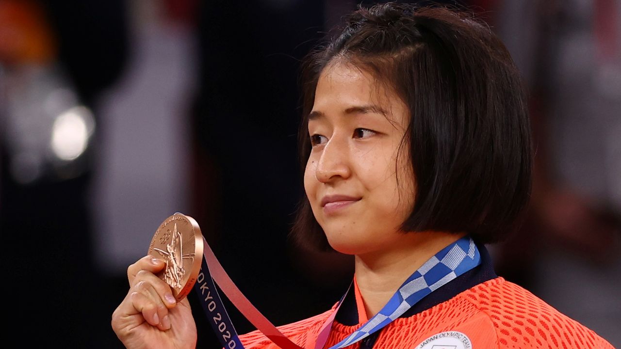 اليابانية تسوكازا يوشيدا بعد فوزها بميدالية برونزية في وزن أقل من 57 كيلوجراما للسيدات في منافسات الجودو بأولمبياد طوكيو يوم الاثنين. تصوير: سيرجيو بيريز - رويترز.