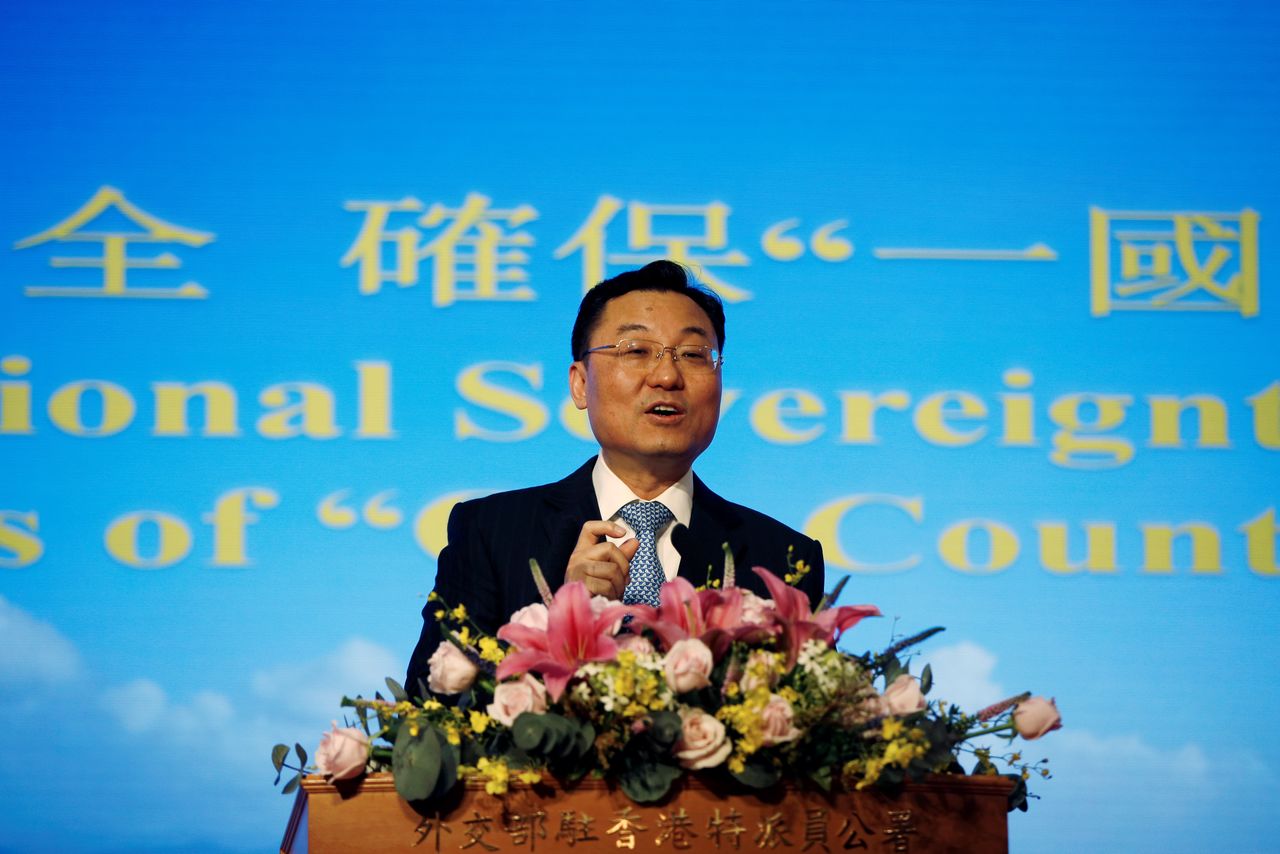 شيه فنغ نائب وزير الخارجية الصيني يتحدث في هونج كونج بصورة من أرشيف رويترز.