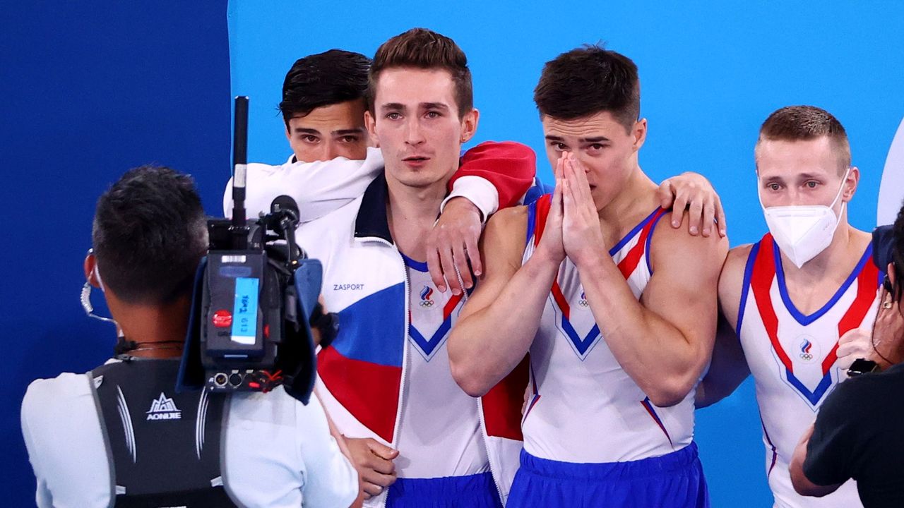 فريق اللجنة الأولمبية الروسية يحتفل بفوزه بأول ذهبية لها في مسابقة الجمباز بألعاب طوكيو منافسات فرق الرجال يوم الاثنين. تصوير: ليندسي واسون - رويترز.