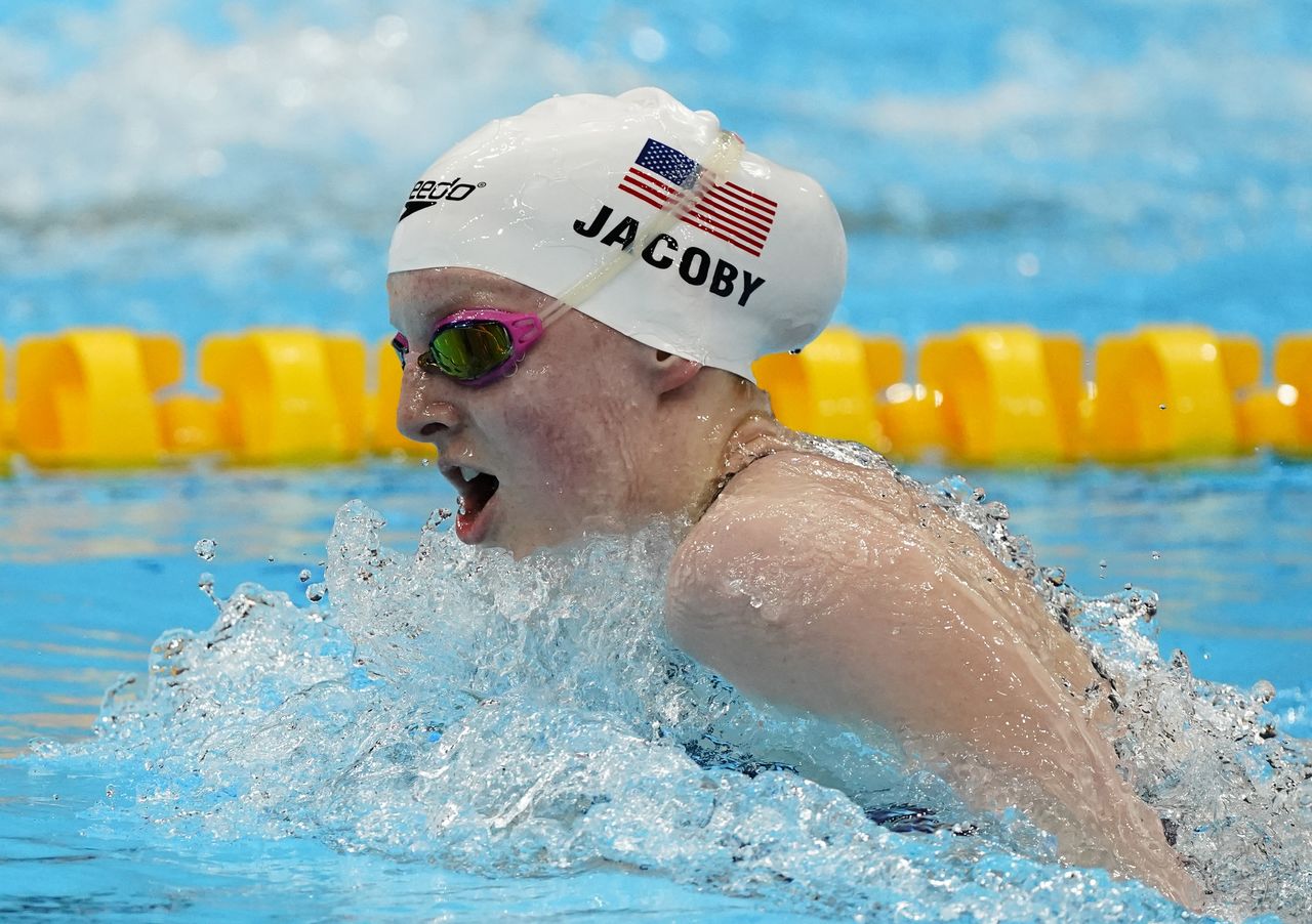 السبّاحة الأمريكية ليديا جاكوبي خلال منافسات أولمبياد طوكيو 2020 يوم الاثنين. صورة حصلت عليها رويترز من يو.إس.إيه توداي سبورتس.