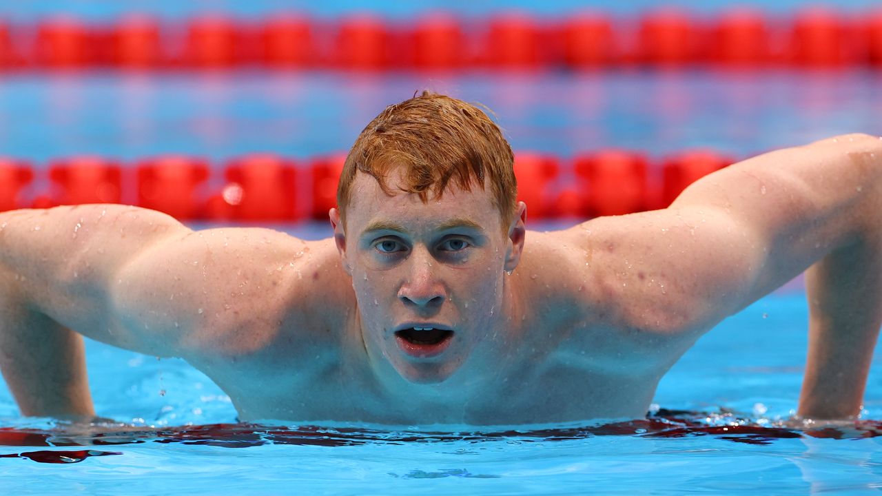 البريطاني توم دين بعد فوزه بذهبية سباق 200 متر حرة للرجال في منافسات السباحة في أولمبياد طوكيو 2020 يوم الثلاثاء. صورة لرويترز.