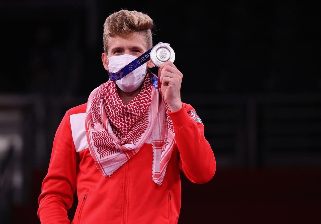 الأردني صاالح الشرباتي الحائز على الميدالية الفضية في أولمبياد طوكيو 2020 - التايكوندو - وزن خفيف للرجال 68-80 كغم - أثناء حفل توزيع الميداليات، تشيبا، اليابان - 26 يوليو/ تموز 2021. رويترز/ مراد سيزر. 