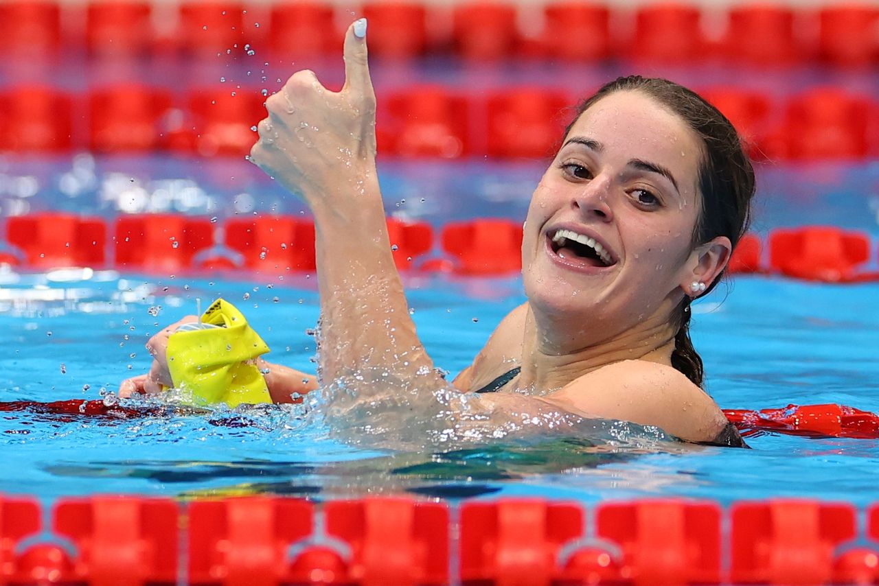 الأسترالية كايلي ماكيون بعد فوزها بالمركز الأول خلال سباق 100 متر ظهرا للسيدات في السباحة بألعاب طوكيو 2020 يوم الثلاثاء. صورة لرويترز.
