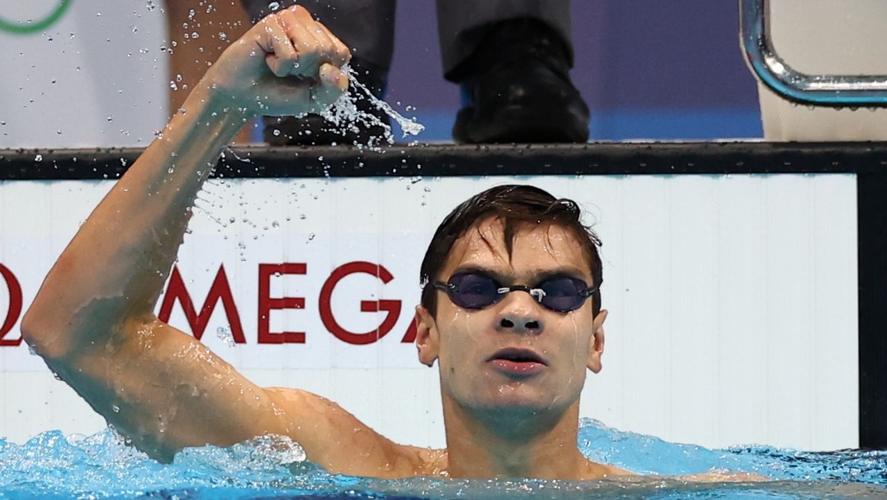 الروسي يفجيني ريلوف يحتفل بفوزه بذهبية في سباق 100 متر ظهرا للرجال في السباحة بألعاب طوكيو 2020 يوم الثلاثاء. تصوير: كاي فافنباخ - رويترز.