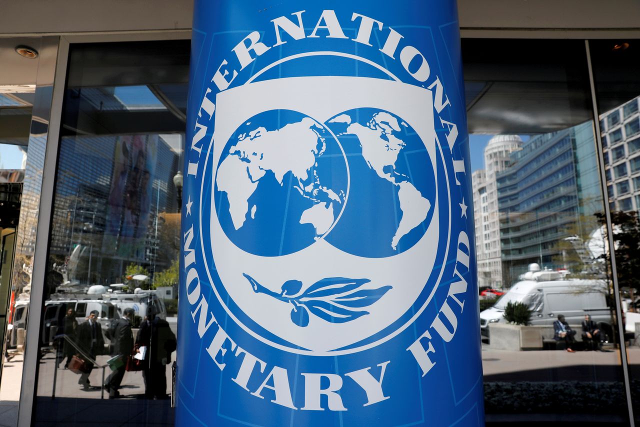 شعار صندوق النقد الدولي أمام مقر الصندوق في العاصمة الأمريكية واشنطن. صورة من أرشيف رويترز.