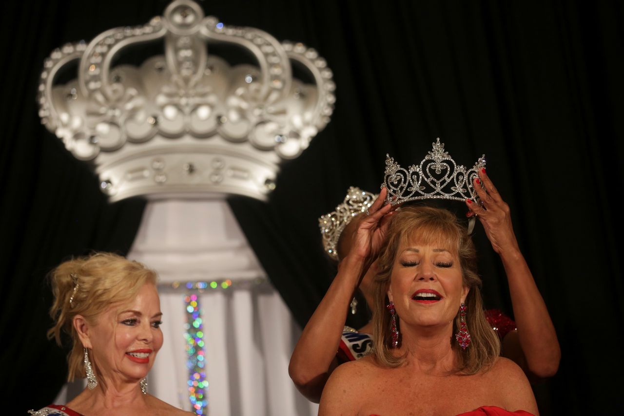 جويس براون الفائزة السابقة بملكة جمال الكبار تضع التاج على رأس الفائزة الجديدة في مسابقة ملكة جمال الكبار في دالاس بتكساس يوم 24 يوليو تموز 2021. تصوير: شيبلي توبر - رويترز.