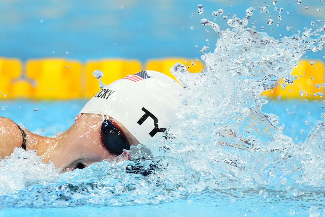 الأمريكية كاتي ليديكي خلال تصفيات سباق 1500 متر حرة للسيدات في أولمبياد طوكيو يوم الأربعاء. تصوير: رويترز.