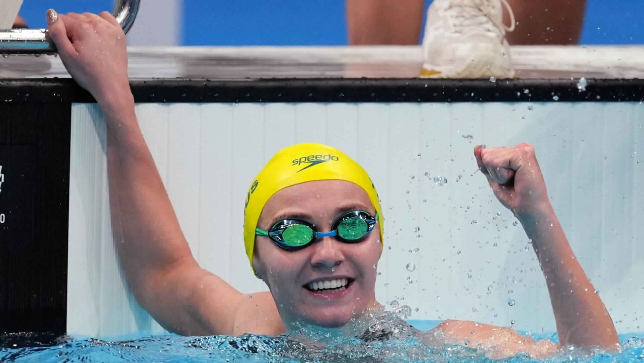 الأسترالية أريارن تيتموس تحتفل بالفوز بذهبية سباق 200 متر حرة للسيدات في السباحة بأولمبياد طوكيو يوم الأربعاء. تصوير: رويترز.