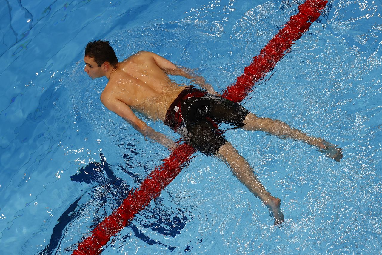 المجري كريشتوف ميلاك عقب فوزه بذهبية سباق 200 متر فراشة للرجال في السباحة بأولمبياد طوكيو يوم الأربعاء. تصوير: رويترز.