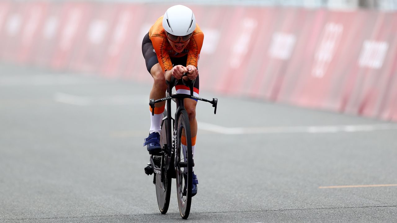 الهولندية أنميك فان فلويتن خلال سباق ضد الساعة للسيدات ضمن منافسات الدراجات بأولمبياد طوكيو يوم الأربعاء. تصوير: رويترز.