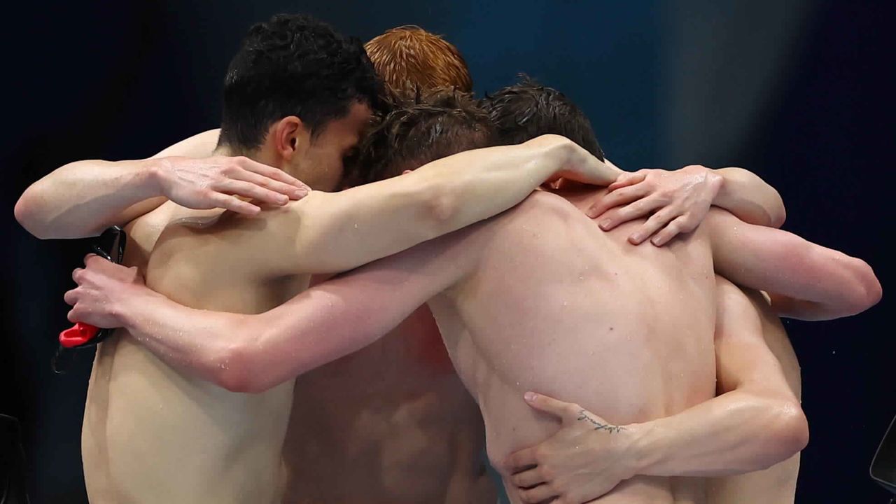 أعضاء الفريق البريطاني يحتفلون عقب فوزهم بذهبية سباق التتابع أربعة في 200 متر حرة للرجال ضمن منافسات السباحة بأولمبياد طوكيو يوم الأربعاء. تصوير:رويترز.