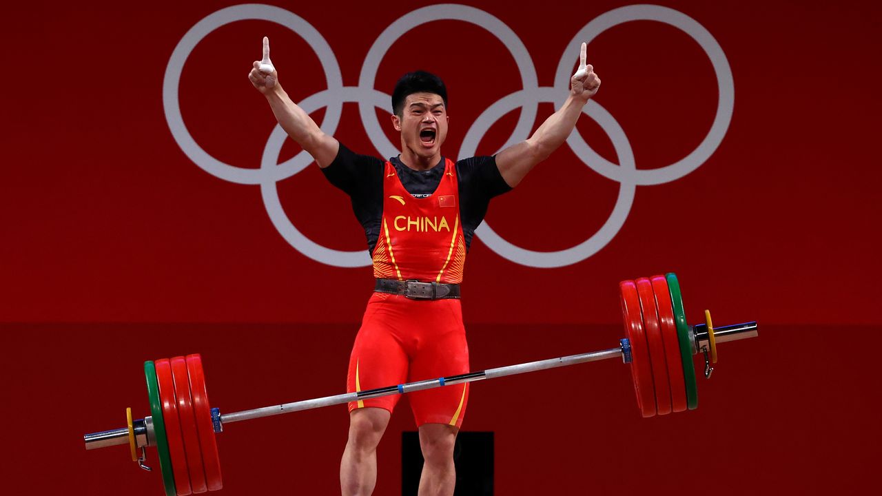 الرباع الصيني شي تشيونغ الفائز بذهبية وزن 73 كيلوجراما في رفع الأثقال يحتفل بنجاحه خلال مشاركته في أولمبياد طوكيو 2020 يوم الأربعاء. تصوير: إرجارد جاريدو - رويترز.