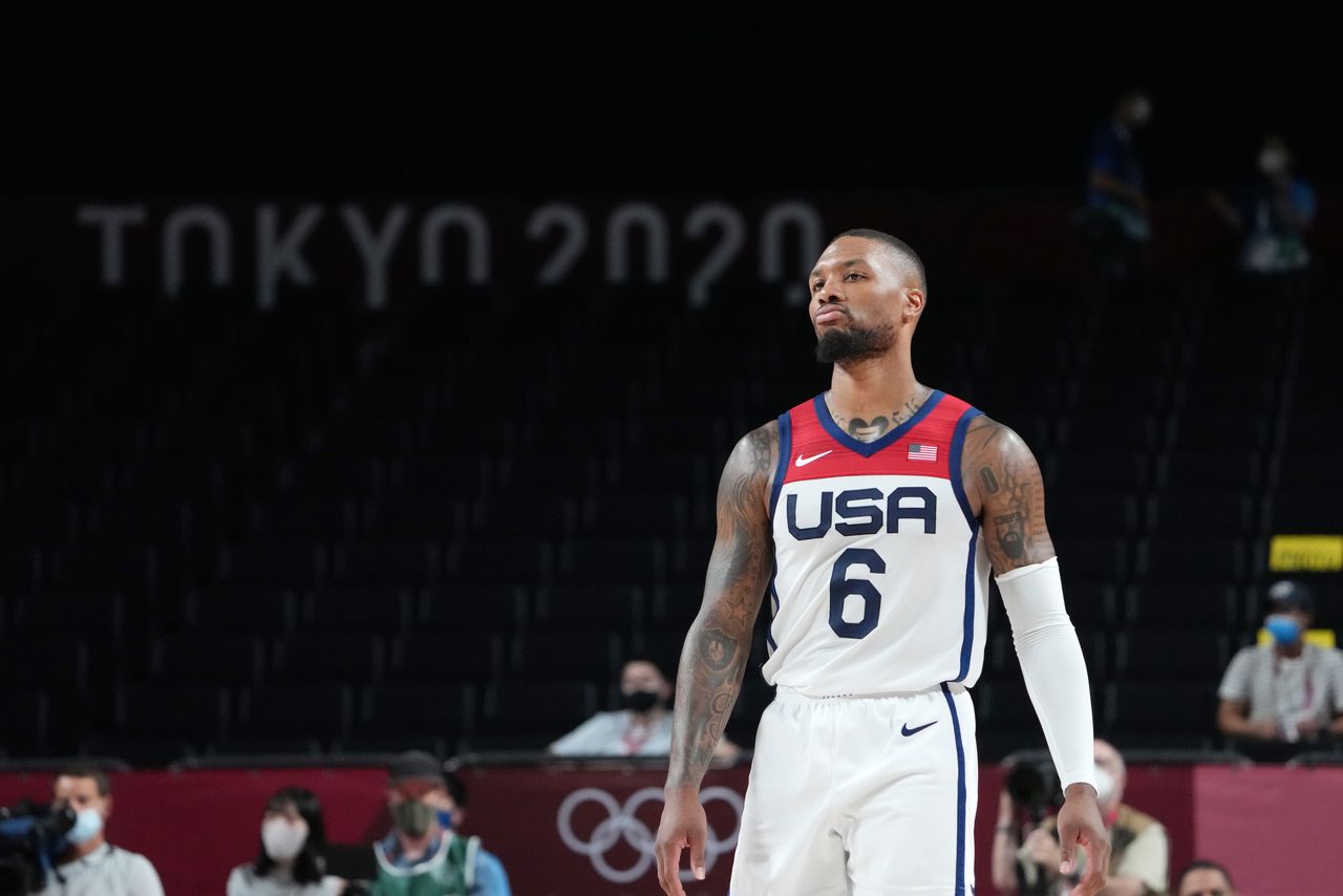 الأمريكي داميلان ليلارد خلال مباراة فريقه أمام إيران في أولمبياد طوكيو يوم الأربعاء. صورة لرويترز من يو.إس.إيه توداي سبورتس.