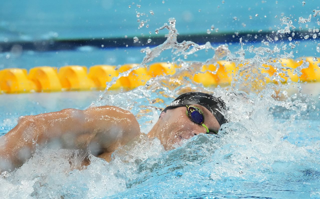 السباح الأمريكي روبرت فينك أثناء سباق 800 متر حرة في أولمبياد طوكيو يوم الخميس. صورة لرويترز من (يو.إس.إيه. توداي سبورتس).