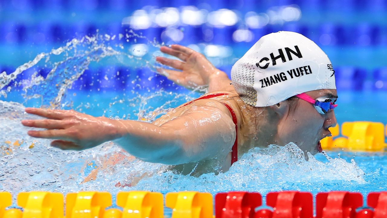 السباحة الصينية يوفي تشانغ تشارك في سباق قبل نهائي 200 متر فراشة للسيدات في أولمبياد طوكيو يوم الأربعاء. تصوير: ماركو دجوريكا - رويترز.