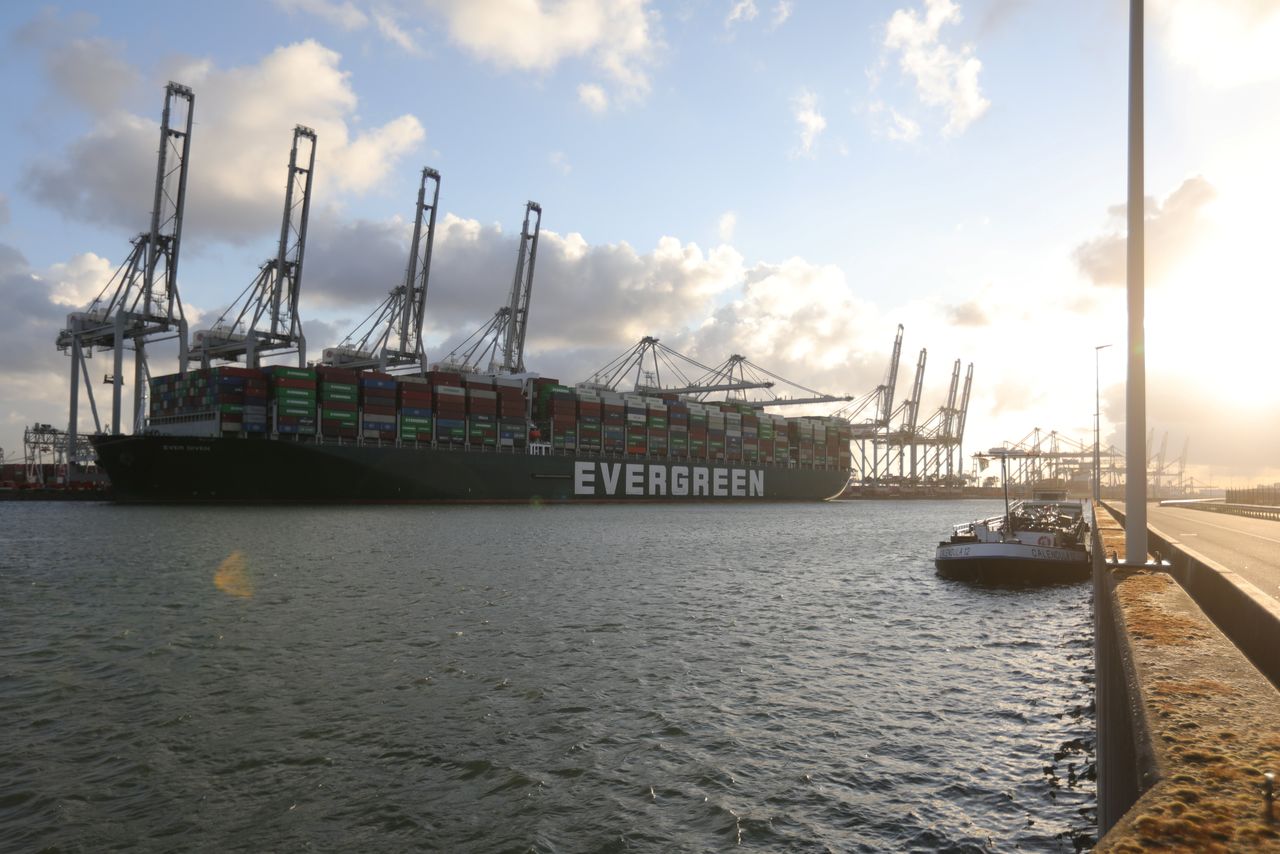 سفينة الحاويات إيفر جيفن تصل إلى ميناء روتردام الهولندي يوم الخميس. صورة لرويترز.