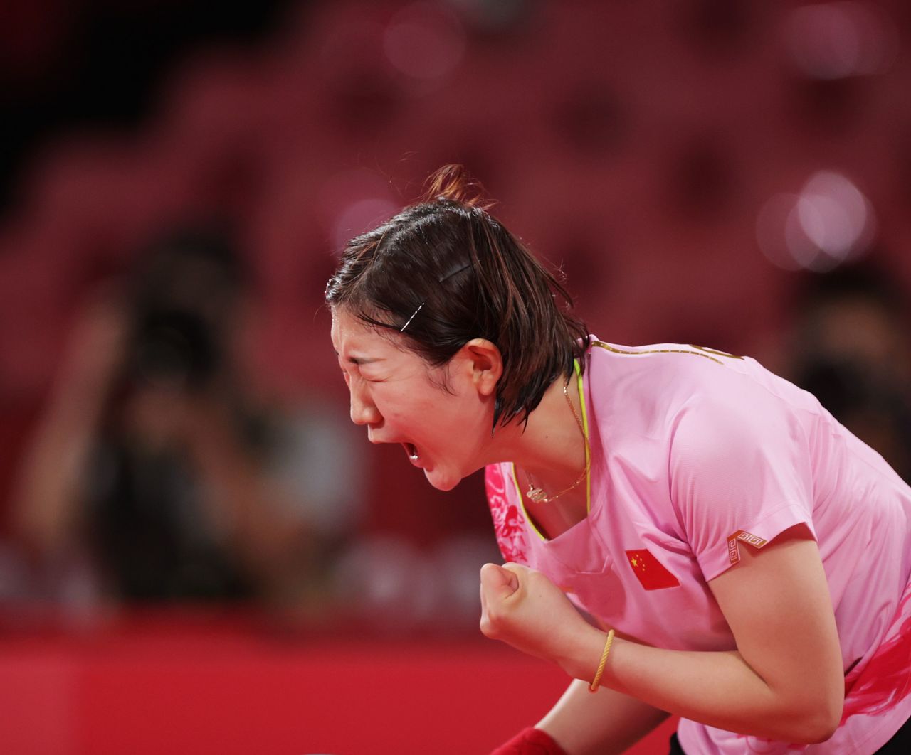 الصينية تشين مينغ تحتفل بالفوز بذهبية فردي السيدات في مسابقة تنس الطاولة في ألعاب طوكيو يوم الخميس. تصوير: هانا مكاي - رويترز.