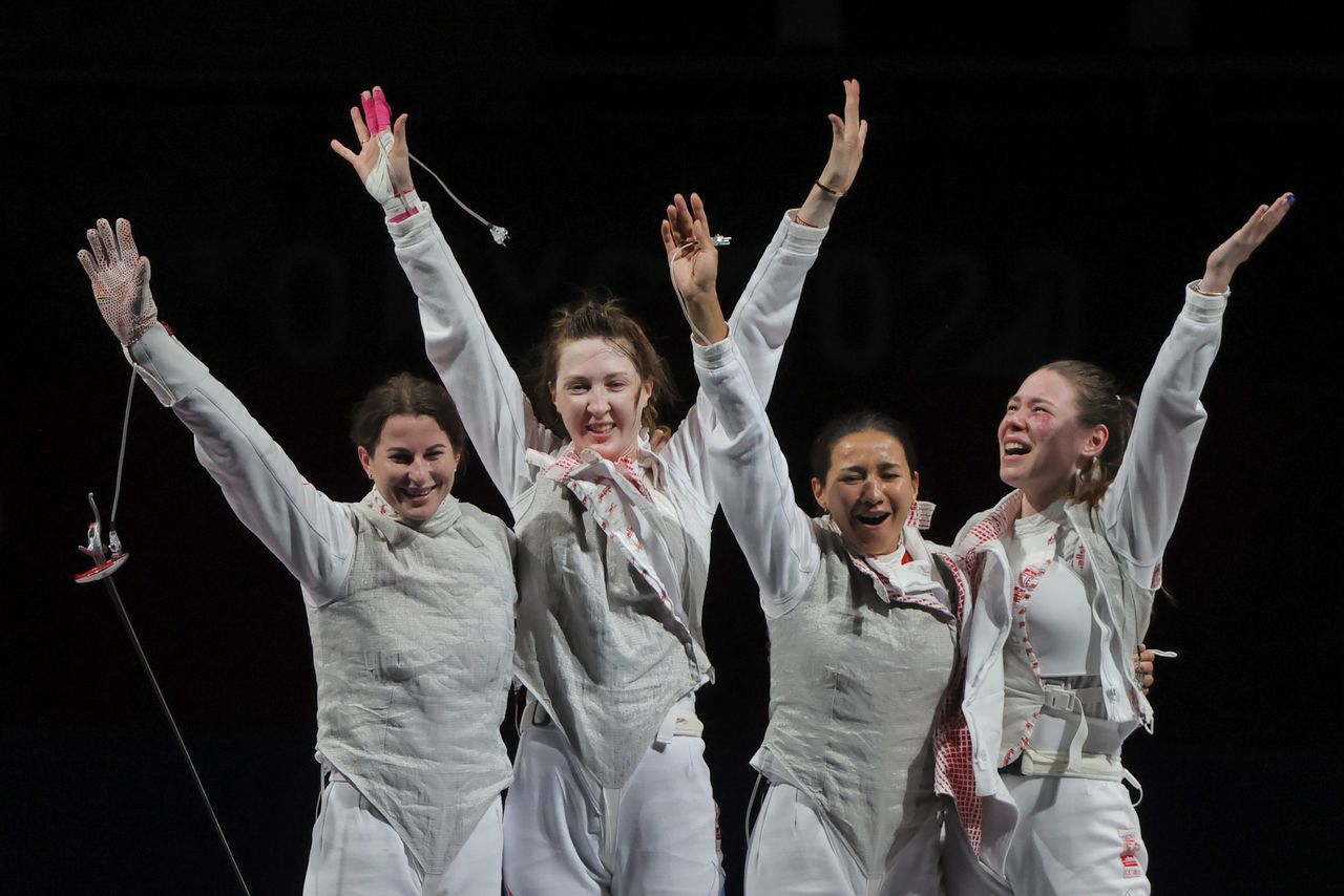 فريق اللجنة الأولمبية الروسية يحتفل بالفوز بذهبية سلاح الشيش لفرق السيدات في ألعاب طوكيو يوم الخميس. تصوير: ماكسيم شيمتوف - رويترز.