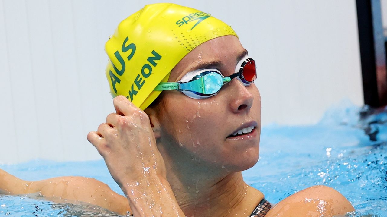 السباحة الأسترالية إيما ماكيون خلال مشاركتها في أولمبياد طوكيو يوم الخميس. تصوير: ماركو ديوريكا - رويترز.