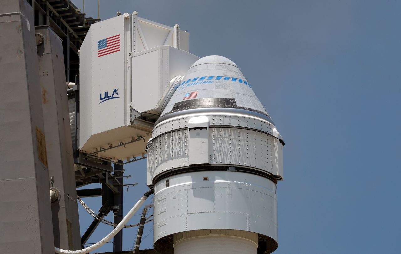 صاروخ أطلس 5 من إنتاج شركتي لوكهيد مارتن وبوينج يحمل كبسولة ستارلاينر استعدادا للإطلاق إلى محطة الفضاء الدولية في رحلة تجريبية في مركز كينيدي للفضاء في كيب كانافيرال بولاية فلوريدا الأمريكية يوم الخميس. تصوير: جو سكيبر - رويترز