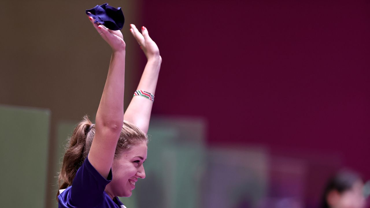 الروسية فيتالينا باتساراشكينا تحتفل بفوزها بذهبية المسدس من مسافة 25 مترا للسيدات ضمن منافسات الرماية في أولمبياد طوكيو يوم الجمعة. تصوير: آن وانج - رويترز.