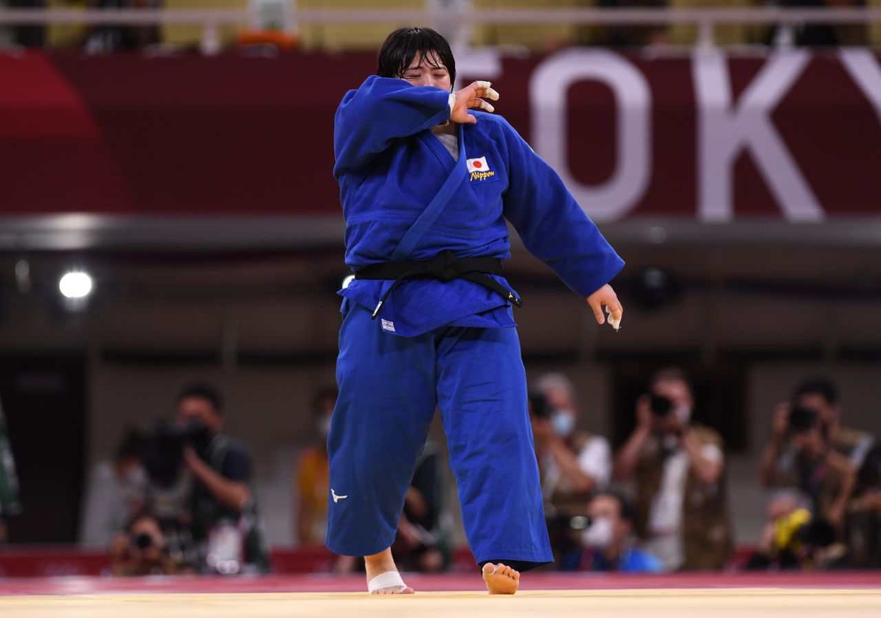 اليابانية أكيرا سوني بعد فوزها بذهبية وزن فوق 78 كيلوجراما للسيدات في منافسات الجودو في ألعاب طوكيو يوم الجمعة. تصوير: انجريت هيلسه - رويترز.