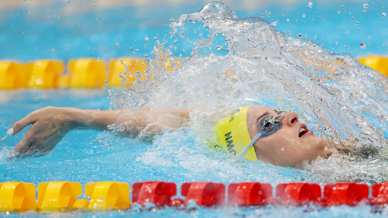 الأسترالية كايلي ماكيون خلال مشاركتها في سباق 200 متر ظهرا للسيدات في السباحة بأولمبياد طوكيو يوم السبت. تصوير: كارل ريسيني - رويترز.