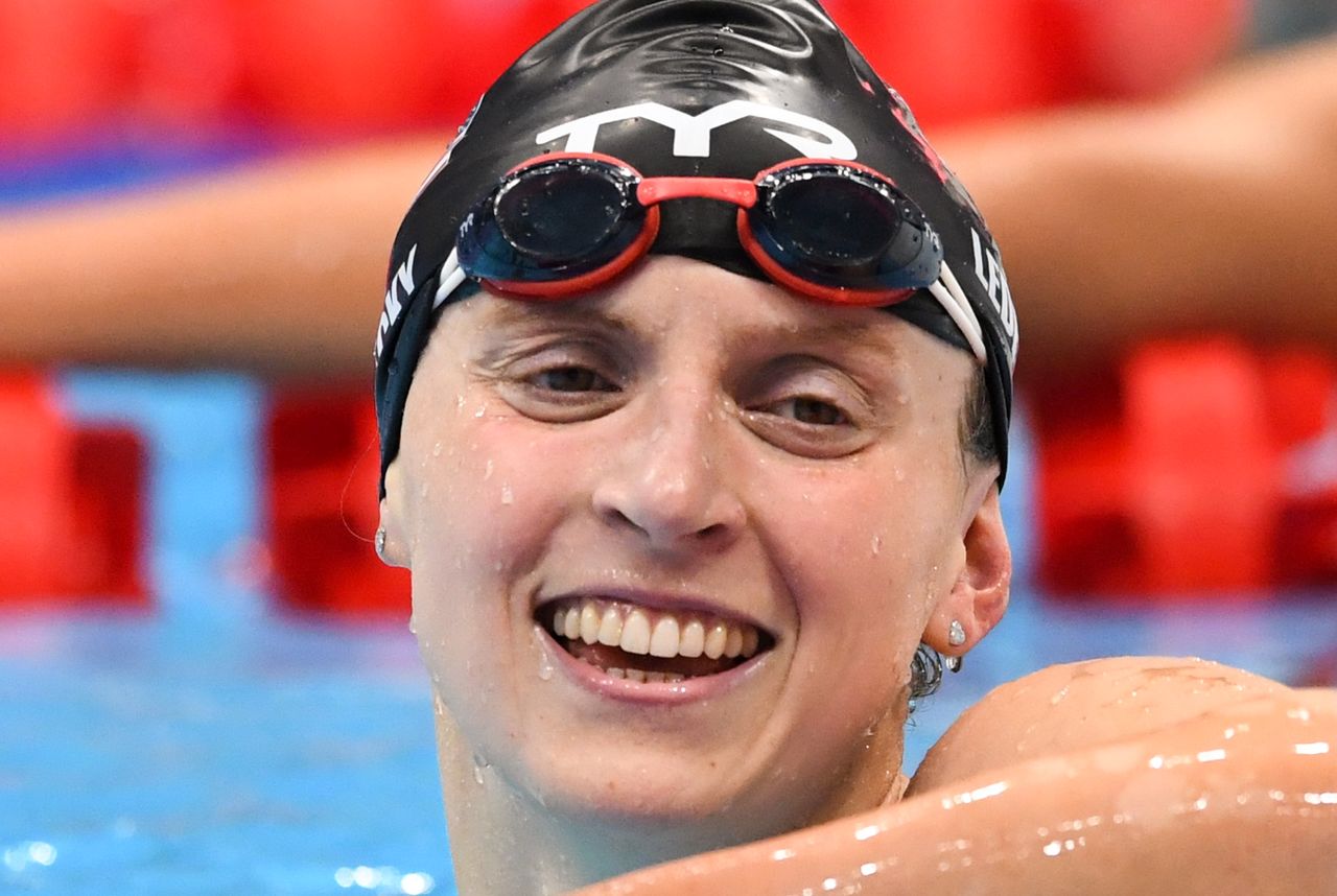 الأمريكية كاتي ليديكي تحتفل بفوزها بذهبية سباق 800 متر حرة للسيدات في السباحة بأولمبياد طوكيو يوم السبت. تصوير: بيروشكا فان دي فوف - رويترز.