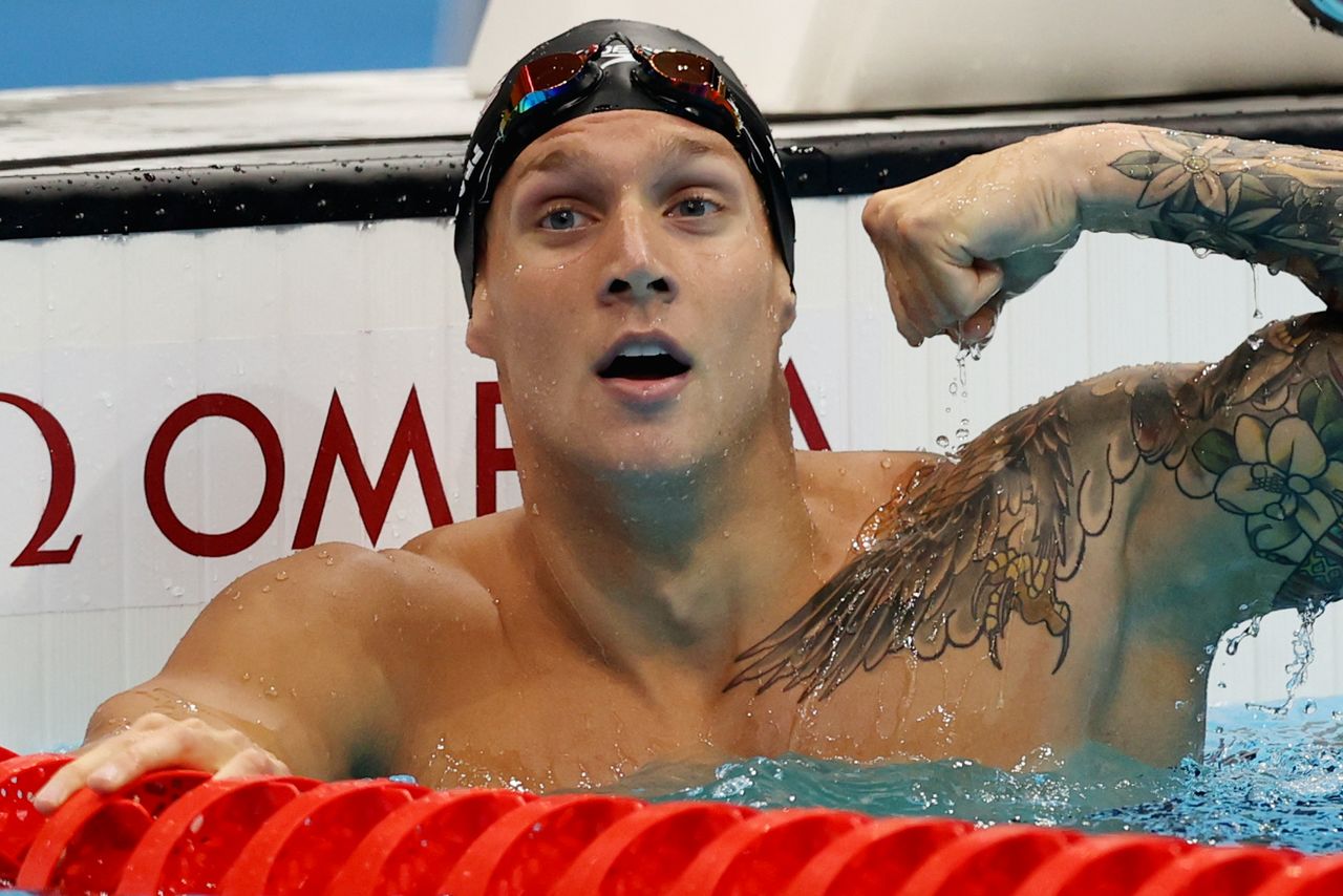الأمريكي كاليب دريسل يحتفل بفوزه بذهبية سباق 100 متر فراشة في السباحة بأولمبياد طوكيو يوم السبت. تصوير: كارل ريسيني - رويترز