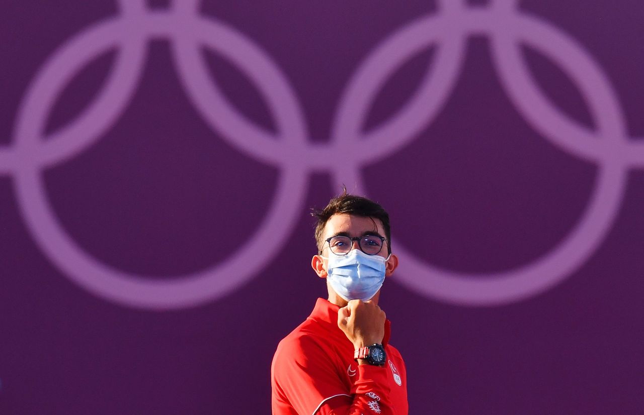 التركي ميتي جازوز يحتفل بفوزه بذهبية بلقب فردي الرجال في القوس والسهم في أولمبياد طوكيو 2020 يوم السبت. صورة لرويترز.